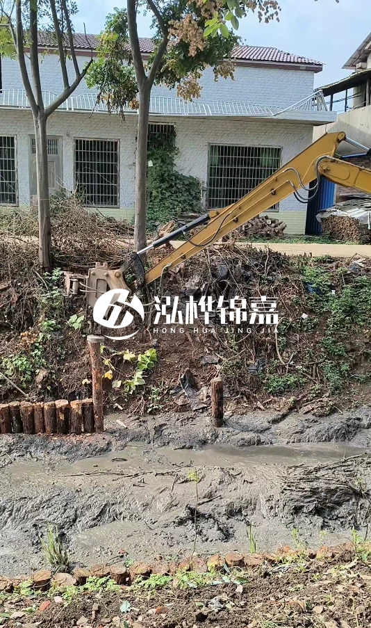 三明挖機(jī)打木樁專業(yè)施工-河道邊打木樁如何防止木樁傾斜？